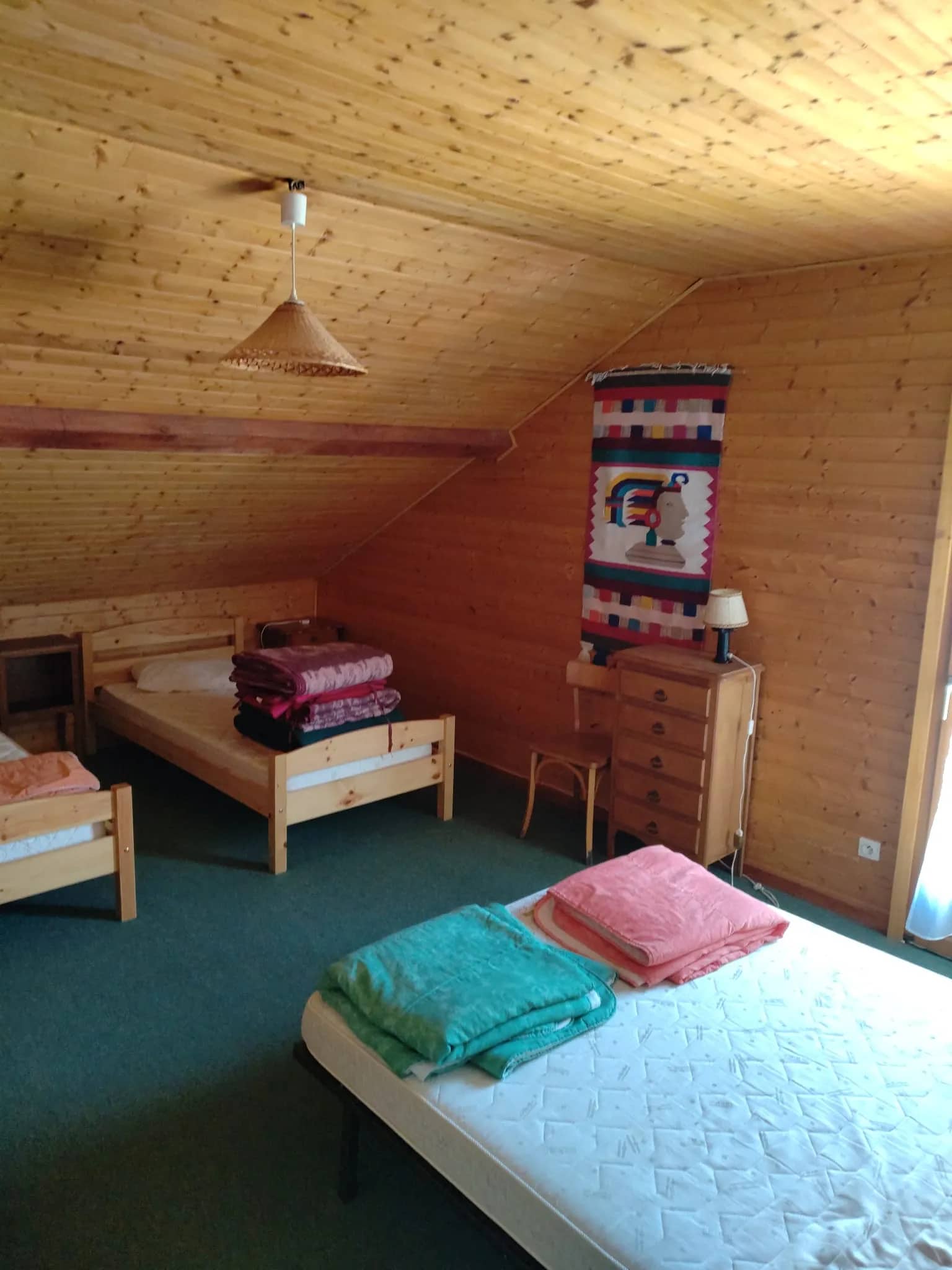 Chambre mansardée de l'appartement Le Grand Bec avec plusieurs lits, jusqu'à 10 couchages