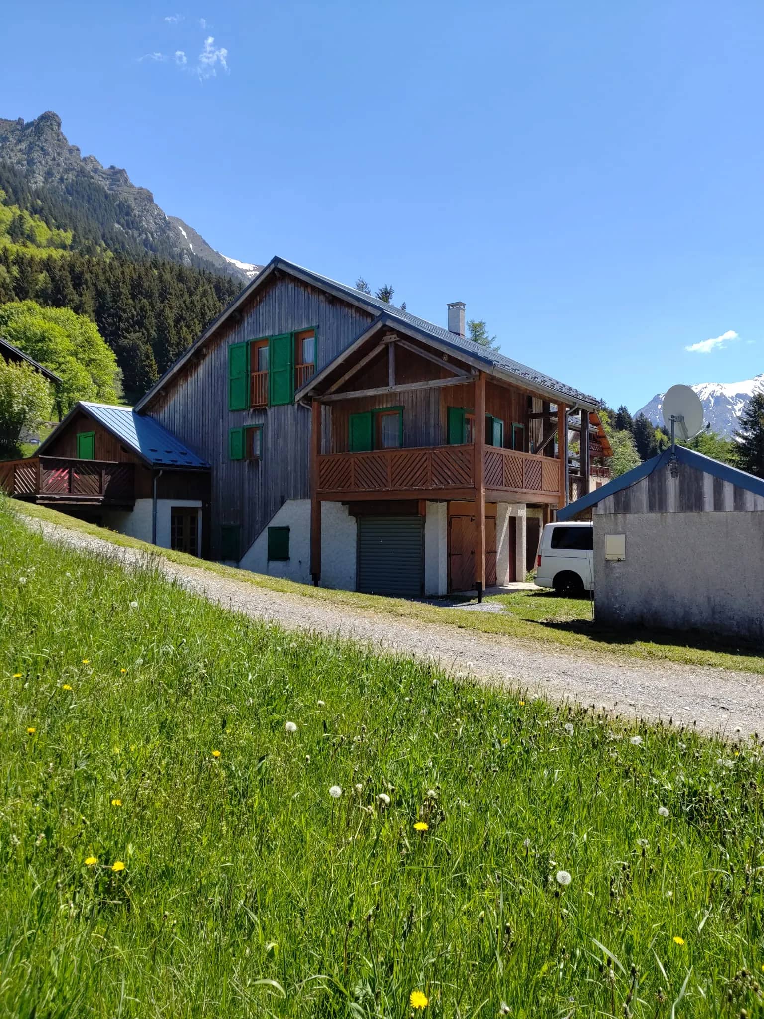Extérieur de la résidence Le Grand Bec, chalet aux volets verts à l'Alpe du Grand Serre