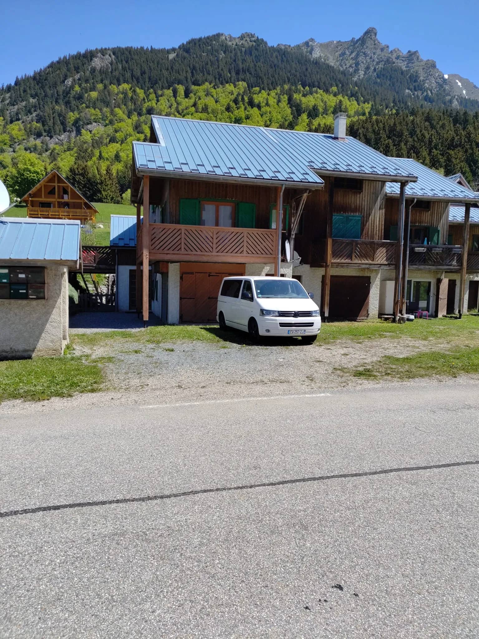 Le Grand Bec vu de la route, avec l'emplacement de parking devant l'appartement