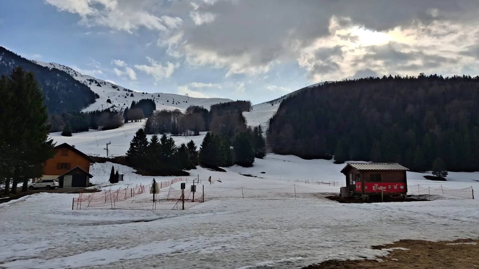 Pistes enneigées et zone piou-piou débutants de l'Alpe du Grand Serre en hiver