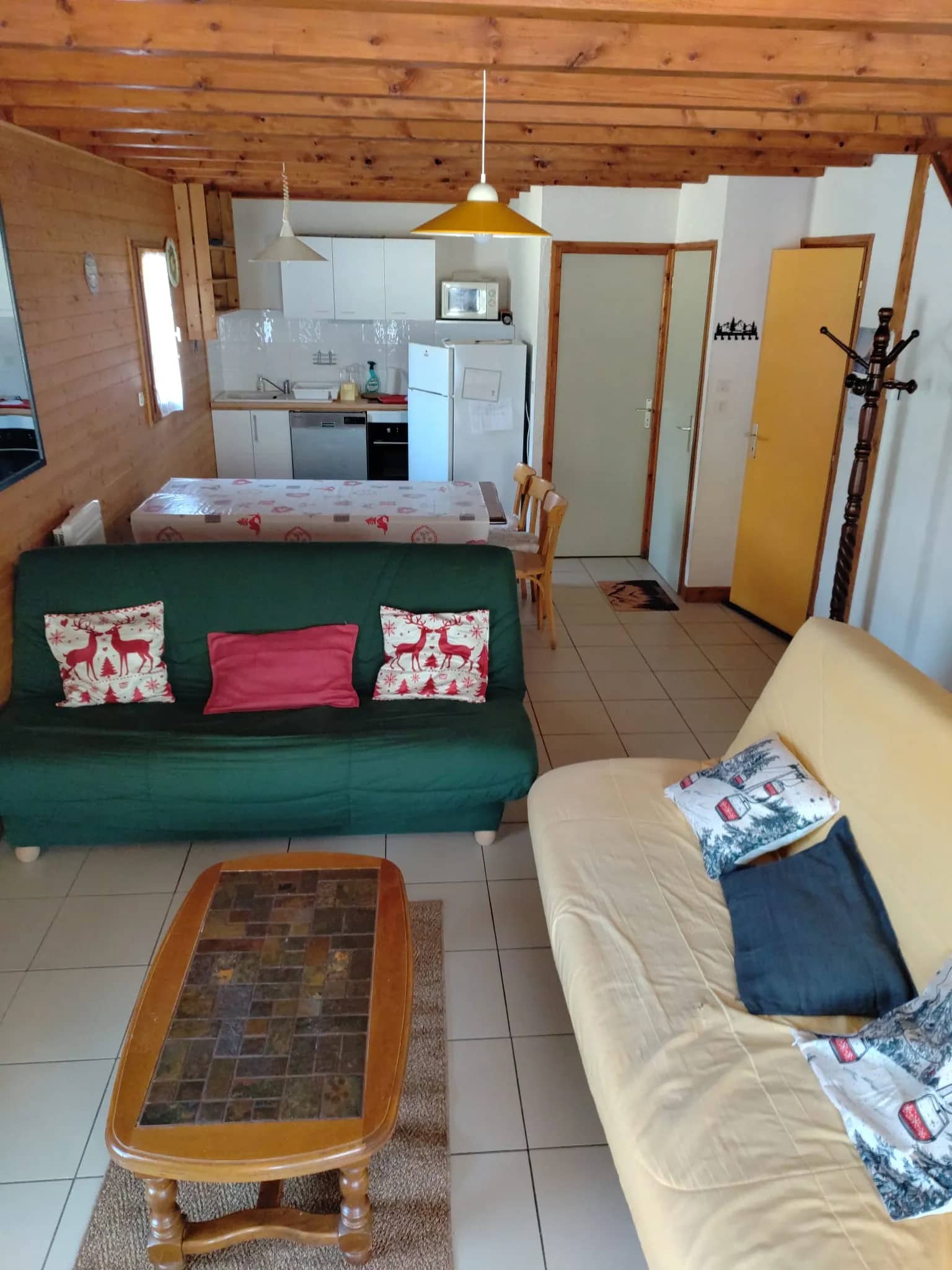 Séjour de l'appartement Le Grand Bec avec clic-clac et accès cuisine