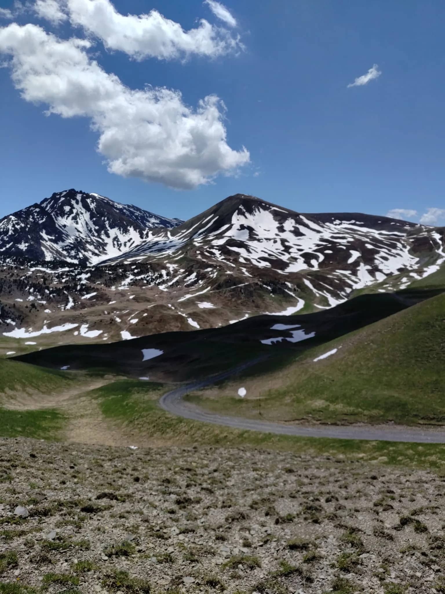 Sommets et névés au-dessus de l'Alpe du Grand Serre, randonnée d'altitude en Isère