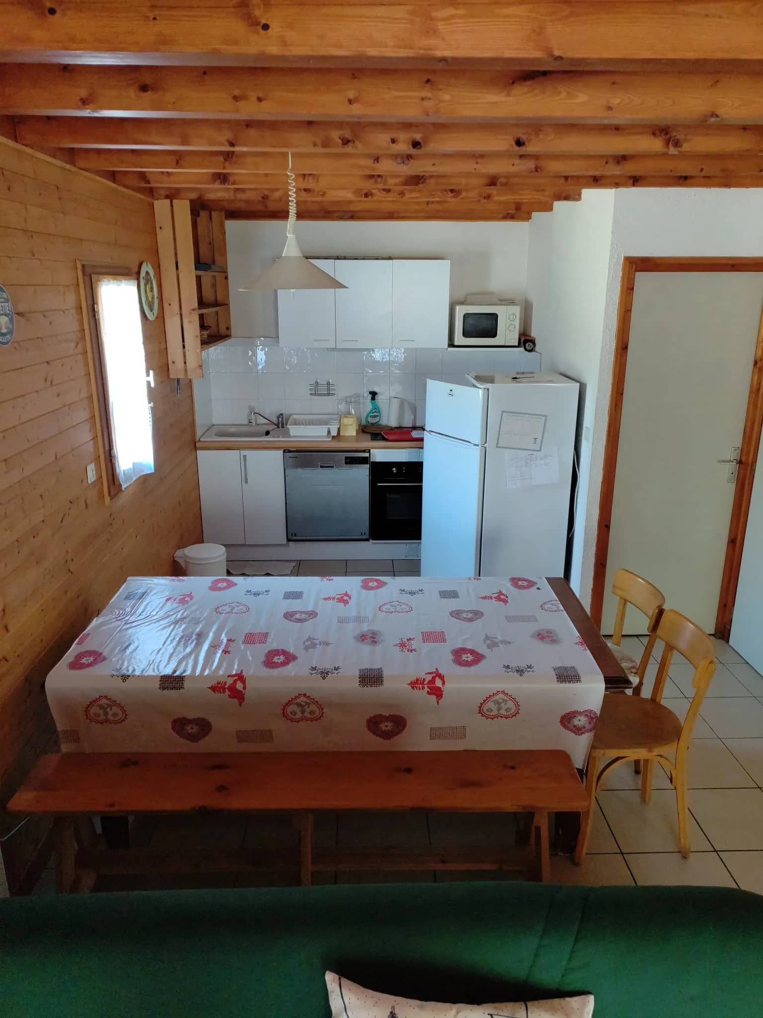Cuisine équipée de l'appartement Le Grand Bec : four, lave-vaisselle, grand réfrigérateur