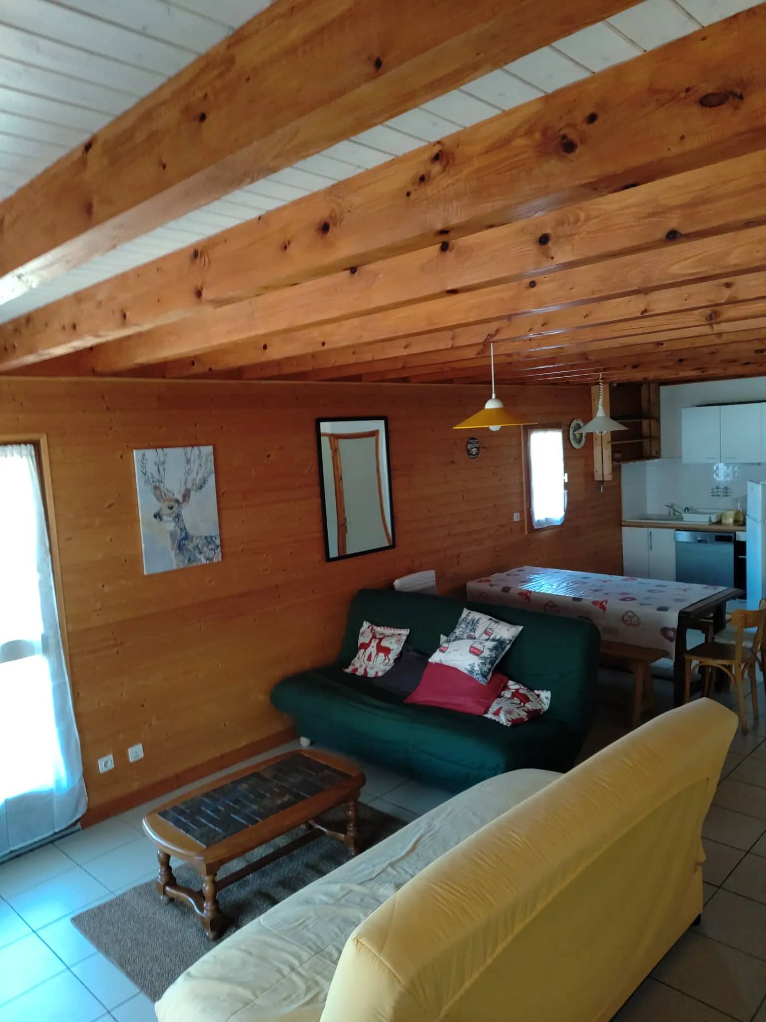 Grand séjour lumineux de l'appartement duplex Le Grand Bec, plafond en bois